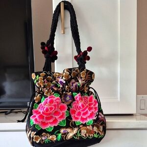 Floral Embroidered Purse. Grwat Condition Clean Interior.
